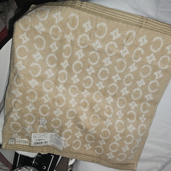 Celine 5pc Face/Hand Towel Bundle! - Picture 11 of 12